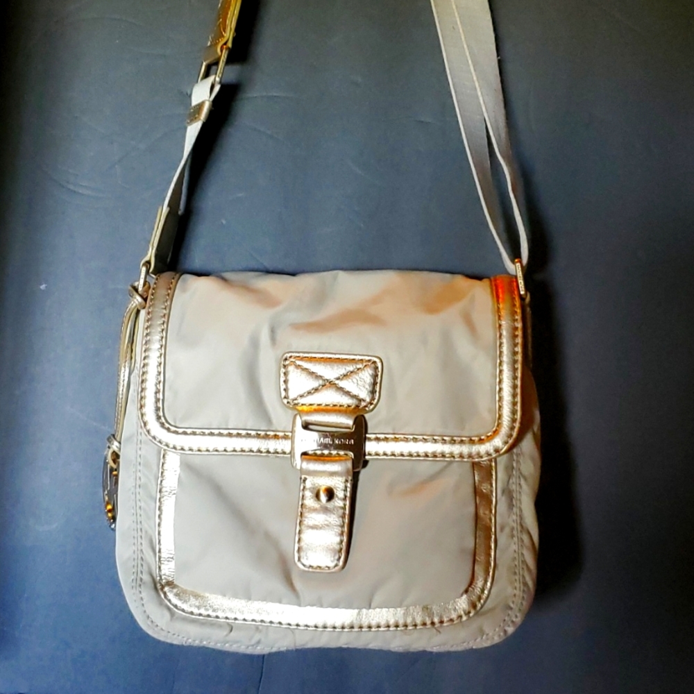 Micheal Kors Purse. Metallic Gold. Crossbody. Medium Size. Gently Used.